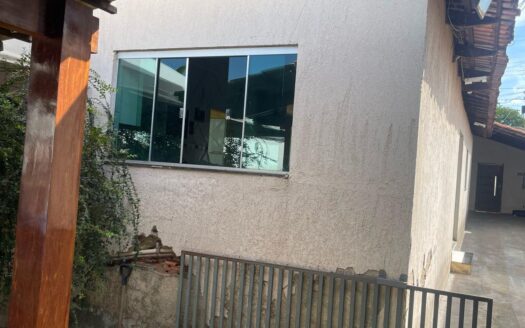 Casa no Jardim Mariliza 03 quartos com piscina.