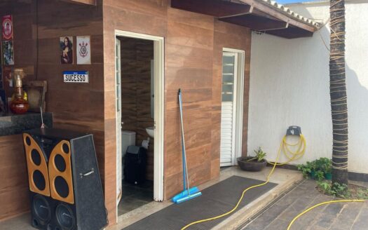 Casa no Jardim Mariliza 03 quartos com piscina.