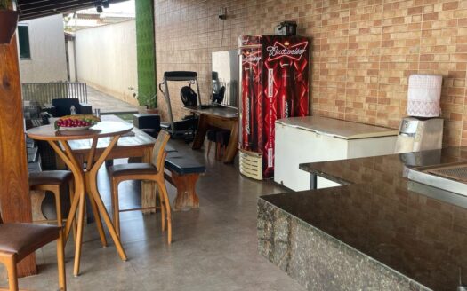 Casa no Jardim Mariliza 03 quartos com piscina.